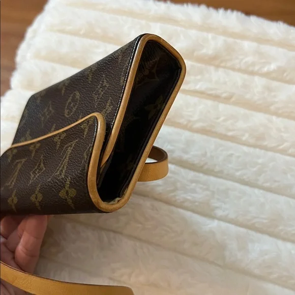 Louis Vuitton Classic Monogram Crossbody Bag - Picture 8 of 8